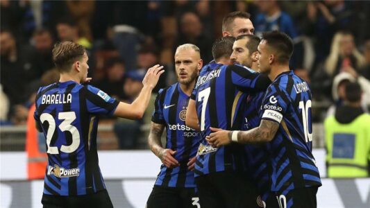 أليساندرو باستوني مدافع إنتر ميلان بقميص النادي الإيطالي خلال مباراة رسمية