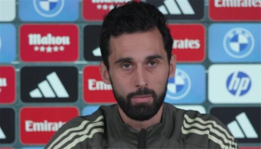 ألفارو أربيلوا مدرب ريال مدريد يتحدث في المؤتمر الصحفي قبل مباراة ليفانتي