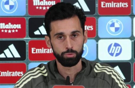 ألفارو أربيلوا مدرب ريال مدريد يتحدث في مؤتمر صحفي قبل مواجهة فياريال