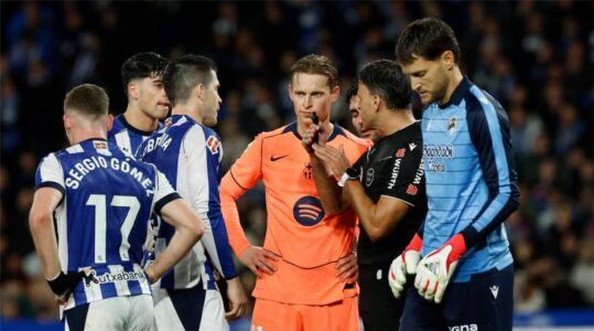 فرينكي دي يونج لاعب برشلونة يعترض على قرار الحكم جيل مانزانو في الدوري الإسباني