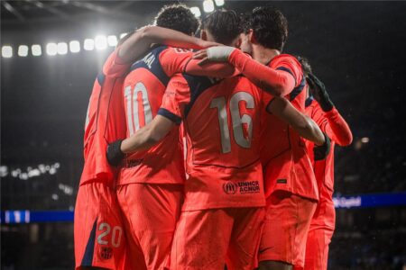 فيران توريس لاعب برشلونة يغادر الملعب بسبب الإصابة العضلية