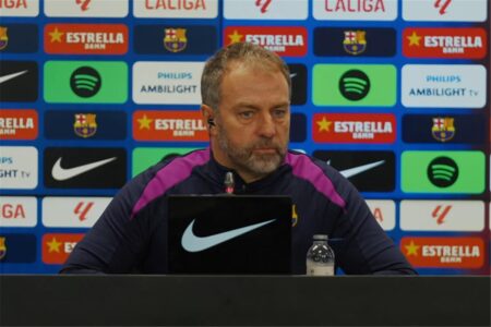 هانز فليك مدرب برشلونة يتحدث في مؤتمر صحفي عن مستقبل راشفورد