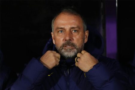 هانز فليك مدرب برشلونة يوجه اللاعبين خلال مباراة في الدوري الإسباني