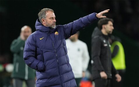 هانز فليك مدرب برشلونة يتحدث في المؤتمر الصحفي بعد مباراة ريال سوسيداد