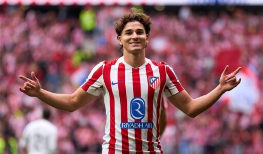 جوليان ألفاريز بقميص أتلتيكو مدريد وسط اهتمام من نادي برشلونة لضمه