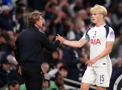 اللاعب لوكاس بيرجفال يغادر الملعب مصاباً خلال مباراة توتنهام في دوري أبطال أوروبا