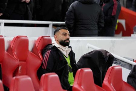 محمد صلاح بقميص ليفربول وأرني سلوت يتحدث في مؤتمر صحفي