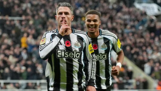 مدرب نيوكاسل إيدي هاو يناقش صفقات الفريق الدفاعية في يناير