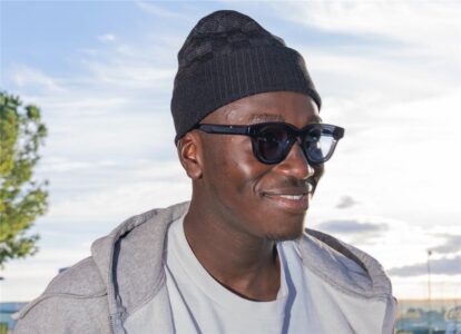 بابي جاي لاعب فياريال يحتفل مع زملائه في التدريبات بعد الفوز بكأس أمم أفريقيا