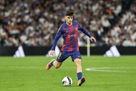 بيدري لاعب برشلونة يمسك فخذه بعد الإصابة في مباراة سلافيا براغ