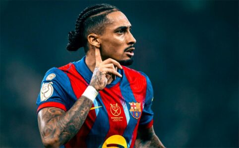 رافينها يحتفل بهدف مع مدربه هانز فليك في نادي برشلونة