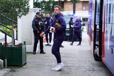 مارك أندريه تير شتيجن حارس مرمى برشلونة يغادر النادي الكتالوني