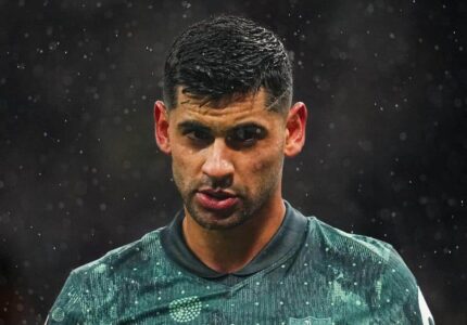 كريستيان روميرو مدافع توتنهام يعبر عن إحباطه بعد الهزيمة أمام وست هام