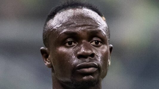 ساديو ماني يحتفل بهدفه في مباراة النصر والاتحاد وسط دعم جماهيري لكريستيانو رونالدو