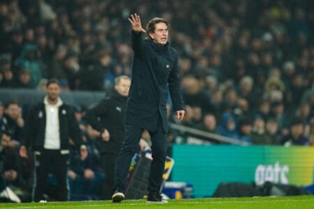 ميكيل أرتيتا وتوماس فرانك يتصافحان في الدوري الإنجليزي الممتاز