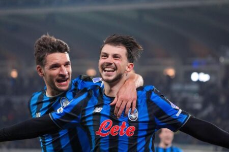 احتفالات لاعبي أتالانتا بعد الفوز التاريخي على بوروسيا دورتموند في دوري أبطال أوروبا