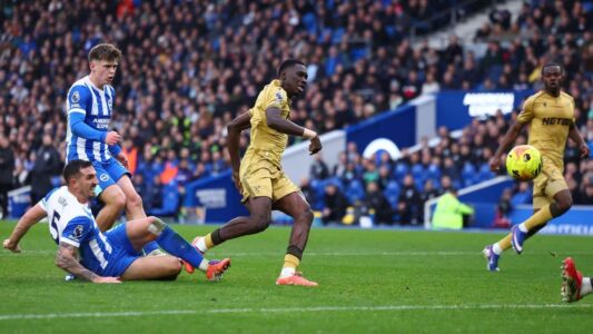 احتفال إسماعيل سار بهدف فوز كريستال بالاس على برايتون في الدوري الإنجليزي