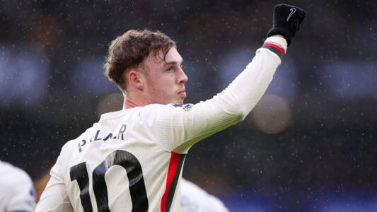 لاعبو تشيلسي وليدز يونايتد في مواجهة قوية بالدوري الإنجليزي الممتاز