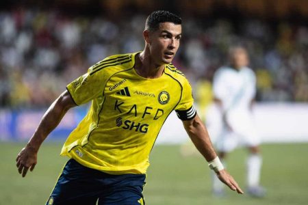 كريستيانو رونالدو بقميص نادي النصر السعودي يبدو غاضباً