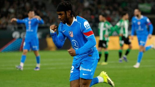 لاعبو أتلتيكو مدريد يحتفلون بالأهداف في كأس ملك إسبانيا ضد ريال بيتيس