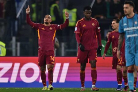 لاعبو نادي روما يحتفلون بتسجيل الأهداف في الدوري الإيطالي