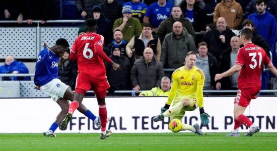 لاعبو إيفرتون وبورنموث في مواجهة قوية بالدوري الإنجليزي الممتاز 2026