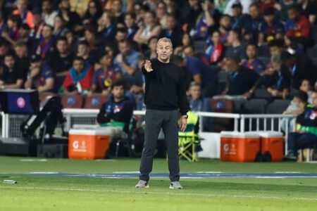 هانز فليك مدرب برشلونة يوجه تعليماته للاعبين خلال مباراة جيرونا في الدوري الإسباني