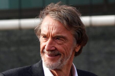 السير جيم راتكليف المالك الشريك لنادي مانشستر يونايتد خلال مقابلة صحفية