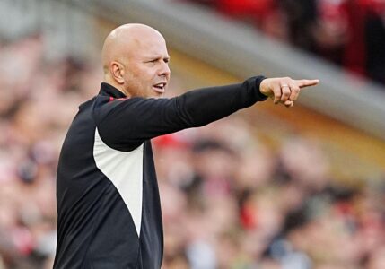 أرني سلوت مدرب ليفربول يتحدث عن الركلات الثابتة قبل مباراة برايتون في الدوري الإنجليزي