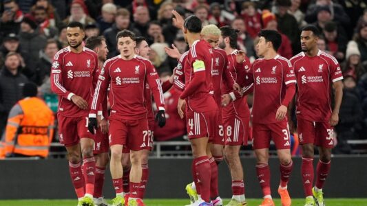 أرني سلوت مدرب ليفربول يترقب انطلاق مباراة ليفربول ومانشستر سيتي في الدوري الإنجليزي