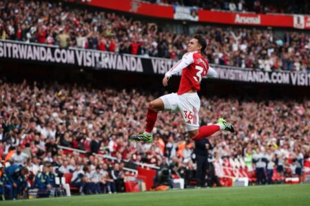 مارتن زوبيميندي بقميص أرسنال في الدوري الإنجليزي الممتاز