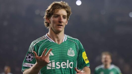 احتفال لاعبي نيوكاسل يونايتد بالأهداف في مرمى كاراباج بدوري أبطال أوروبا