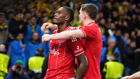 احتفالات لاعبي نوتينغهام فورست بالتأهل لدور الـ 16 في الدوري الأوروبي