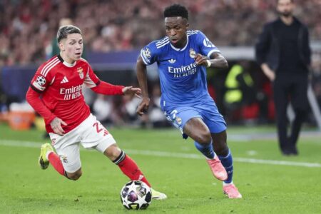 جيانلوكا بريستياني وفينيسيوس جونيور في نفق اللاعبين بملعب سانتياغو برنابيو