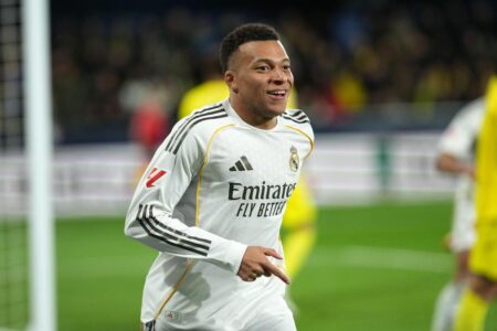 لاعبو ريال مدريد وفالنسيا في صراع على الكرة خلال مباراة الدوري الإسباني في ملعب الميستايا