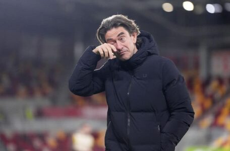 جولييلمو فيكاريو حارس مرمى توتنهام يوجه زملائه خلال مباراة مانشستر يونايتد في الدوري الإنجليزي