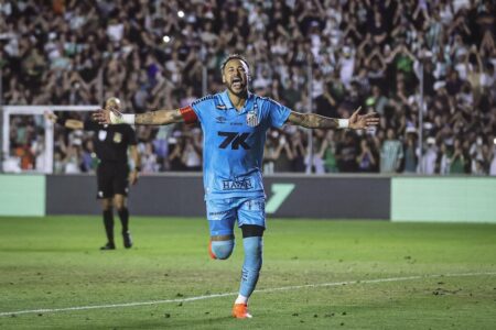 كارلو أنشيلوتي مدرب منتخب البرازيل يتحدث في مؤتمر صحفي عن استبعاد نيمار