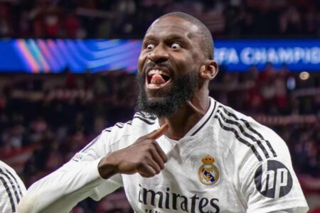 أنطونيو روديجر مدافع ريال مدريد يتحدث في مقابلة صحفية