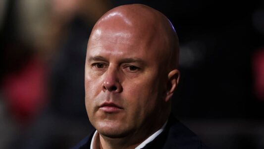 أرني سلوت مدرب ليفربول يتحدث في مؤتمر صحفي عن نتائج الأندية الإنجليزية في دوري أبطال أوروبا