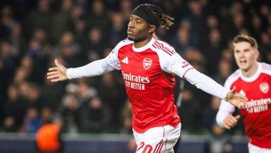 نوني مادويكي يحتفل بهدفه في مرمى مانسفيلد خلال مباراة أرسنال في كأس الاتحاد الإنجليزي