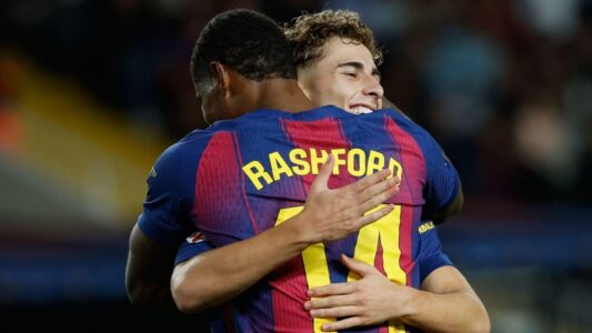 لاعبو برشلونة وأتلتيك بيلباو في مواجهة قوية بالدوري الإسباني بملعب سان ماميس