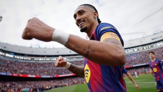 احتفال لاعبي برشلونة بالفوز الكبير على إشبيلية في الدوري الإسباني