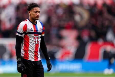 ليونارد بريسكوت حارس بايرن ميونخ الشاب في تدريبات الفريق قبل مباراة أتالانتا