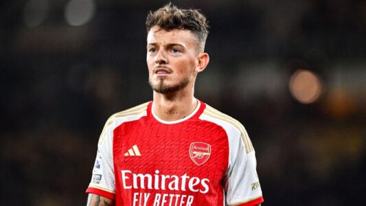 بن وايت بقميص منتخب إنجلترا خلال تدريبات الفريق تحت قيادة توماس توخيل