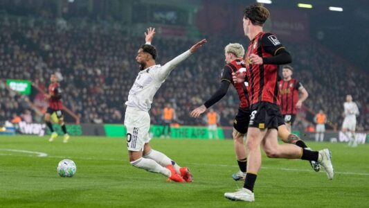 برونو فيرنانديز يحتفل بهدفه في مرمى بورنموث خلال مباراة الدوري الإنجليزي