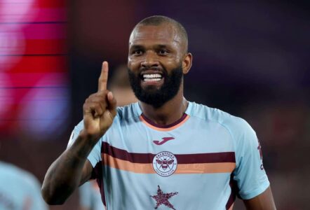 لاعب برينتفورد إيغور تياغو يحتفل في الدوري الإنجليزي الممتاز