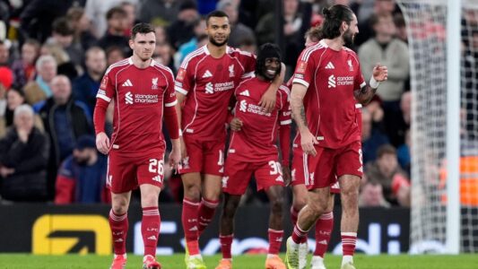 لاعبو ليفربول وبرايتون في نفق اللاعبين قبل انطلاق المباراة في الدوري الإنجليزي الممتاز