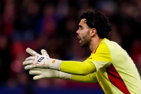 ديفيد رايا حارس مرمى أرسنال بقميص منتخب إسبانيا خلال التدريبات