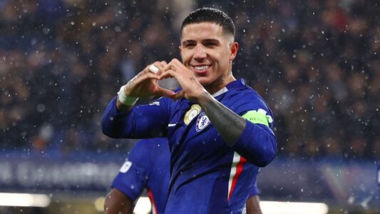 إنزو فرنانديز وأليكسيس ماك أليستر بقميص منتخب الأرجنتين يتحدثان عن مستقبلهما