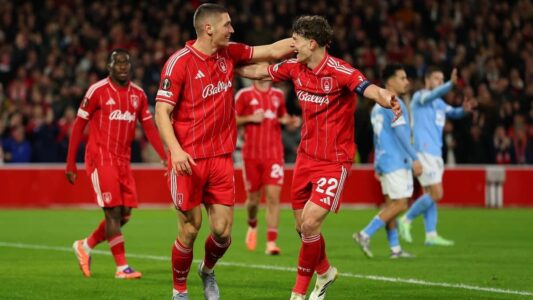 لاعبو أستون فيلا يحتفلون بالتأهل في الدوري الأوروبي 2026